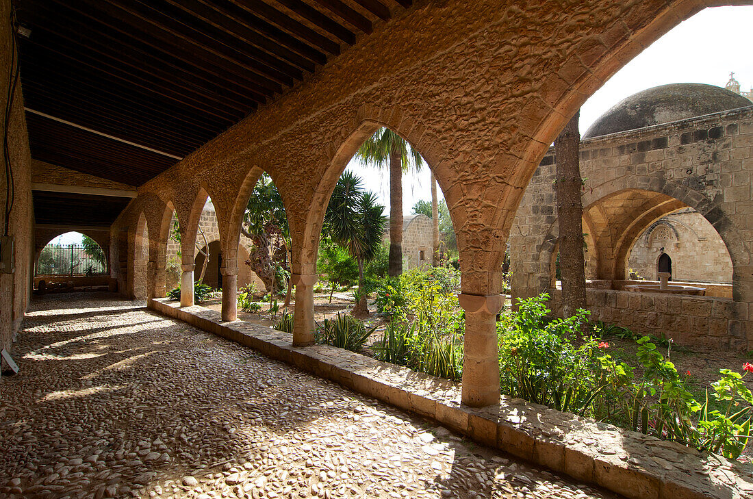 Kloster Agia Napa, Kreuzgang und Brunnen, Agia Napa nordöstlich von Larnaka, Larnaca District, Zypern
