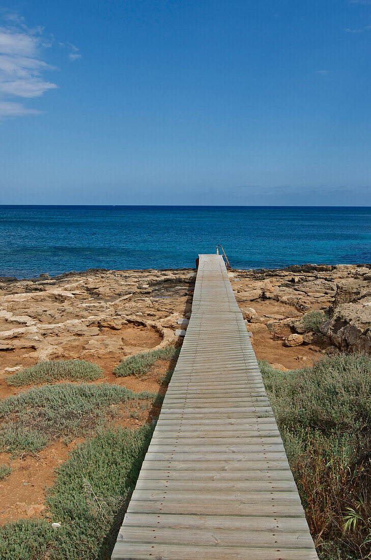 einsame Küste, Holzsteg an felsiger Küste in Paralimni Larnaca District, Zypern
