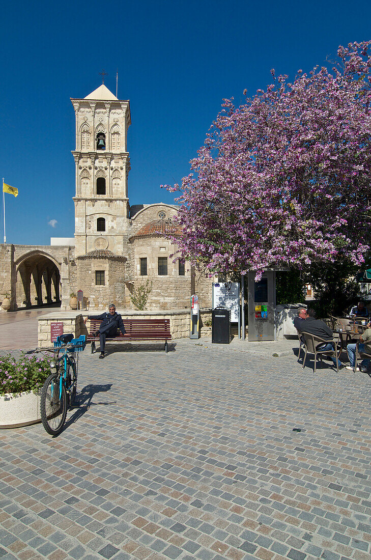 Lazarus Kirche mit blühendem Baum in Larnaka, Larnaca District, Zypern