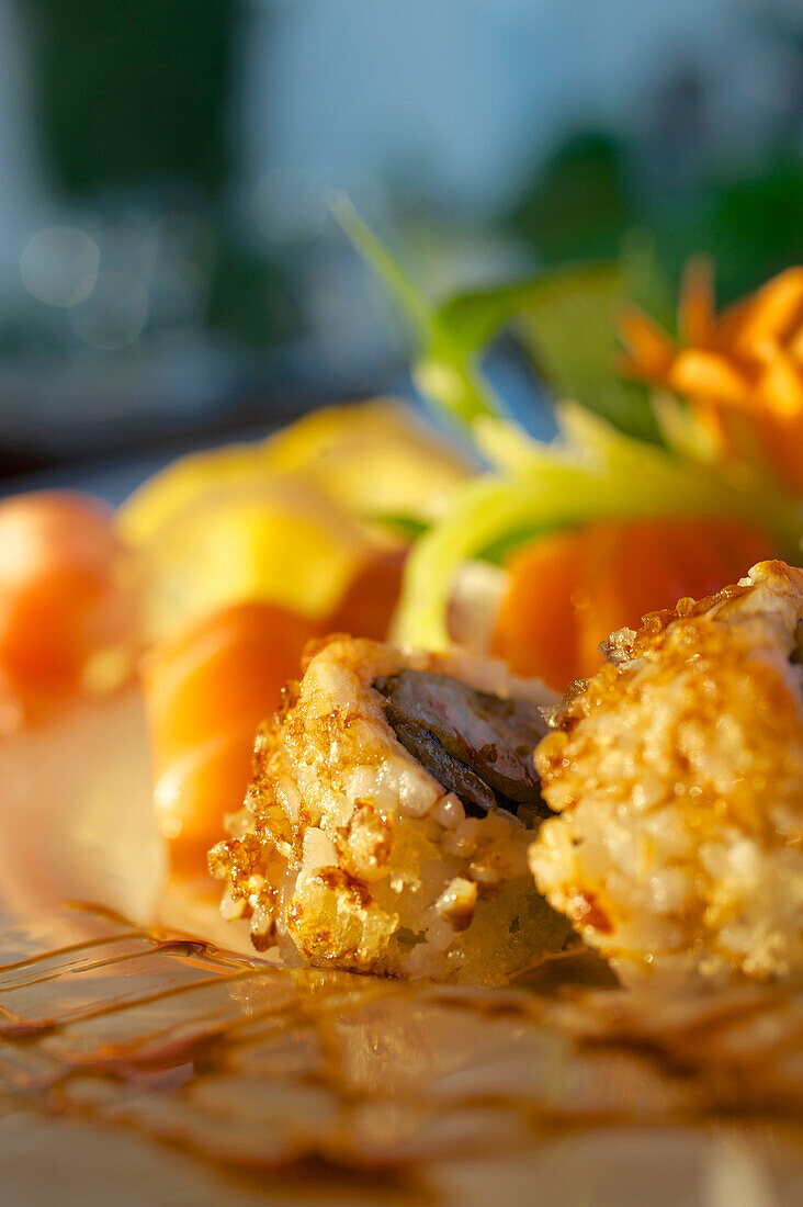 Meeresfrüchte asiatisch zubereitet im Gartenrestaurant mit Abendsonne im Le Meridien Hotel, Limassol, Limassol District, Zypern