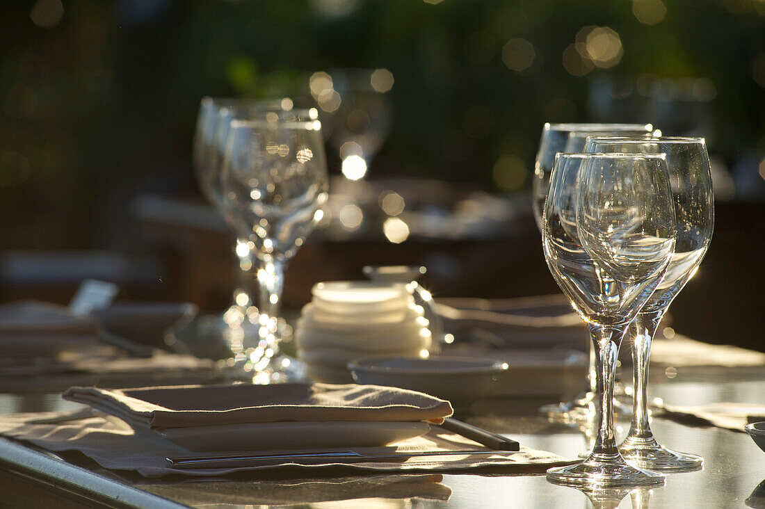 Gedeck mit Gläsern im Gartenrestaurant mit Abendsonne im Le Meridien Hotel, Limassol, Limassol District, Zypern