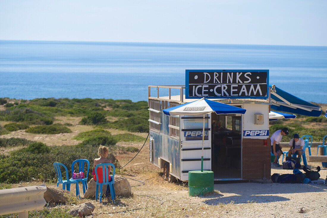 Kiosk und Wanderer am Weg zur  zur Akamas Halbinsel und zur Avakas Schlucht, nördlich von Néa Pafos, Südwest Zypern