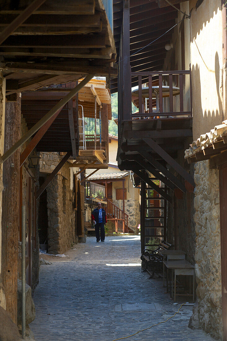 Strasse mit traditionellen Häusern mit Holzbalkonen in Galata-Kakopetria, Troodos Gebirge, Zypern