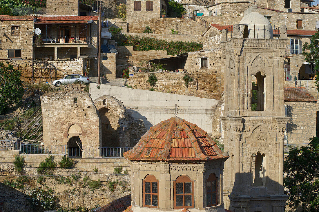 Häuser und Kirche am Hang in Choroikotia, Zypern