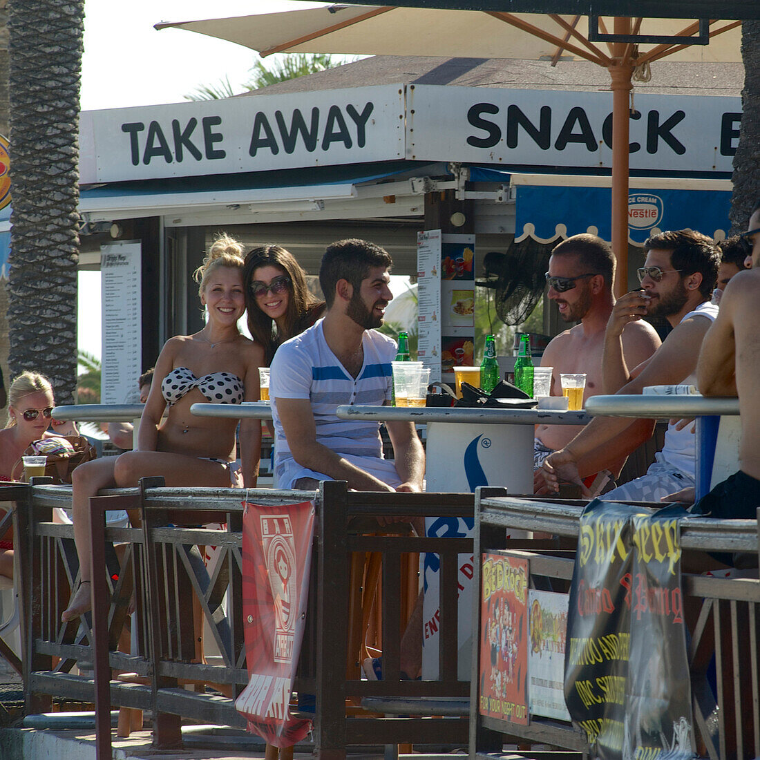 Russische Touristen in einer Strandbar am Nissi Beach bei Agia Napa nordöstlich von Larnaka, Larnaca District, Zypern
