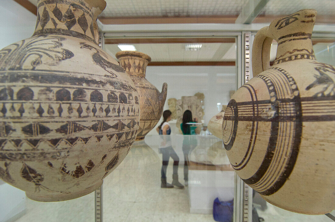 Tongefäße in Vitrine, Archäologisches Museum in Limassol, Zypern