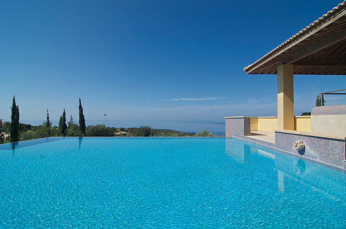 Pool im Spa mit Blick zum Meer im Aphrodite Hills Intercontinental Resort Hotel, Region Pafos, Südwest Zypern