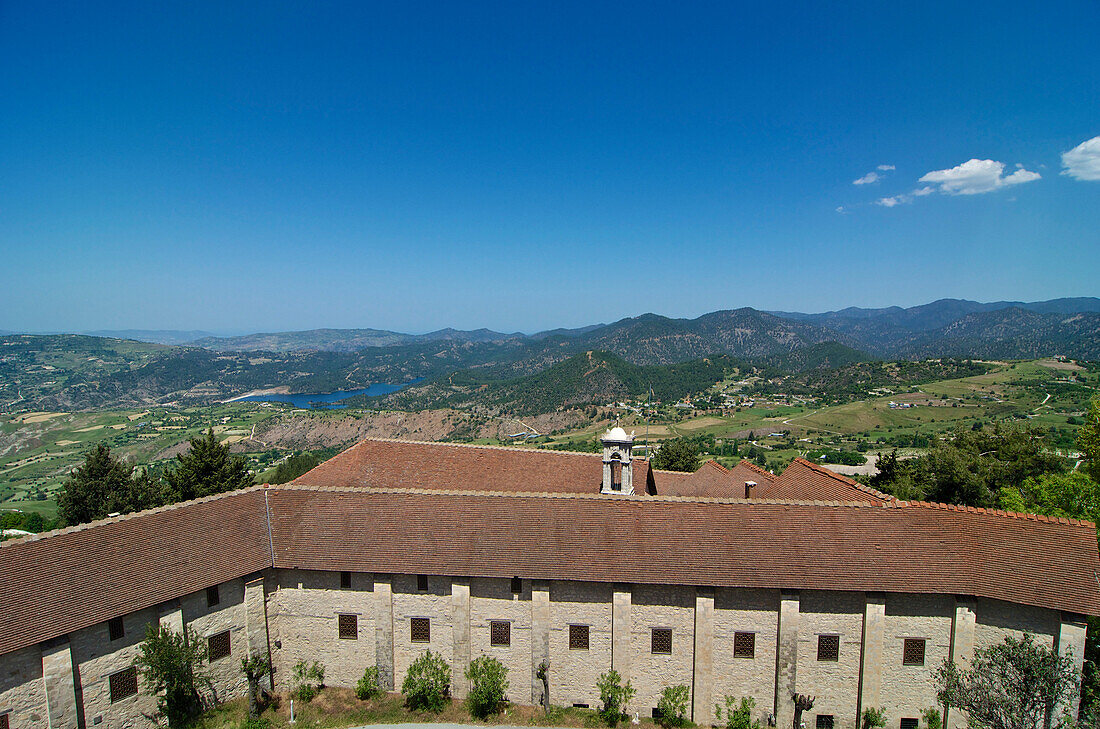 Blick über das Klosters Chrysoroyiatissa in Pano Panagia, Troodos Gebirge, Zypern