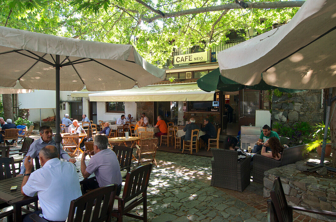 beschattet Platz mit Café in Palaichora, Troodos Gebirge, Zypern