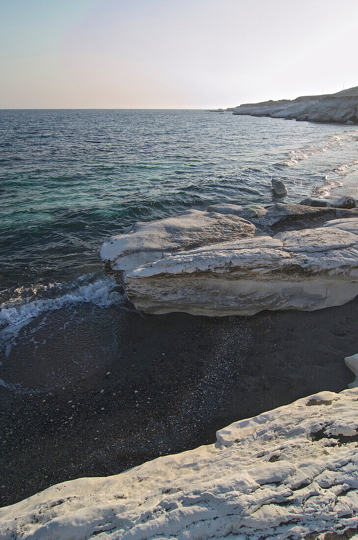 Weisse Felsen am Governor's Beach, einsamer Strand mit Kieseln, Limassol, Zypern