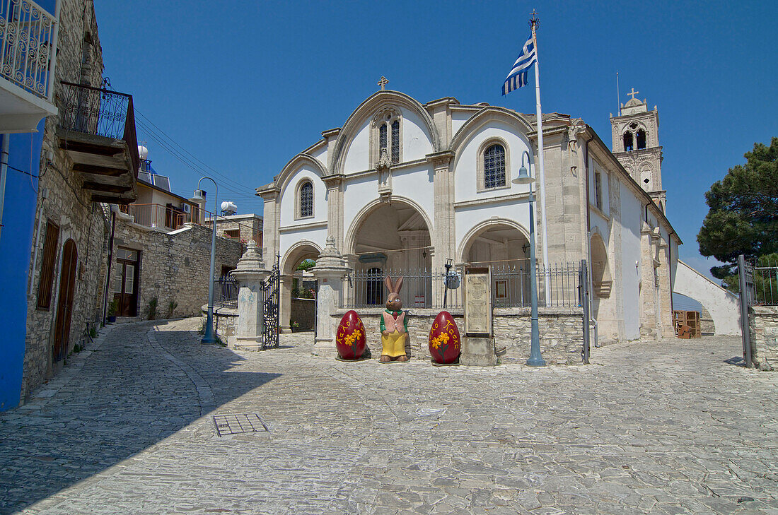 Kirche mit Osterhase und Ostereiern in Lefkara, Larnaka, Zypern
