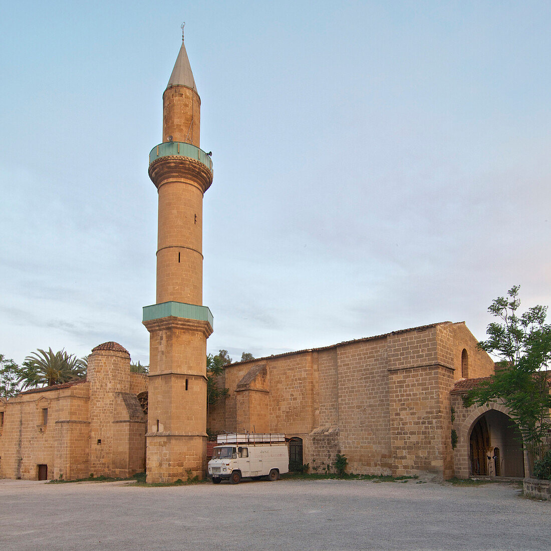 Omeriye Moschee mit spitzem Minarett in der Altstadt Lefkosia (Nikosia), Zypern