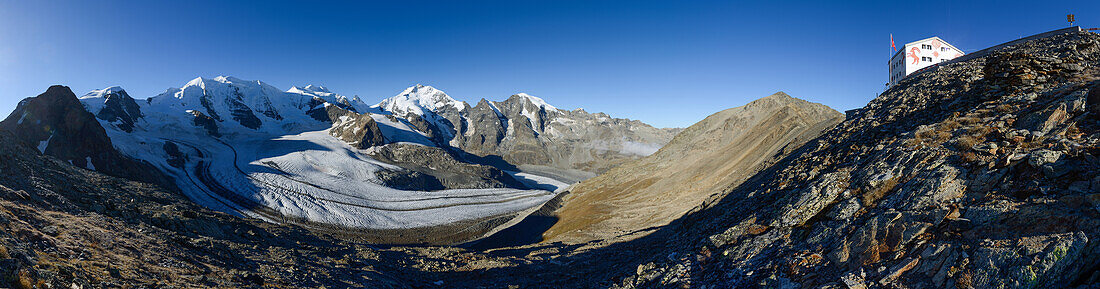 Berghaus Diavolezza mit Blick auf die Bernina-Alpen mit Piz Palü (3905 m), Bellavista (3922 m), Piz Bernina (4049 m), Piz Morteratsch (3751 m) sowie Pers- und Morteratschgletscher, Engadin, Graubünden, Schweiz
