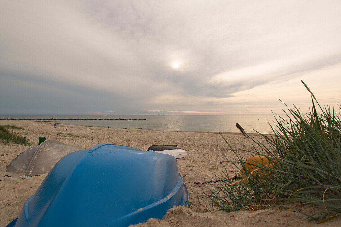 Kleine Fischerboote liegen am Strand zwischen den Dünen, Nationalpark Vorpommersche Boddenlandschaft, Wustrow, Fischland-Darß-Zingst, Mecklenburg Vorpommern, Deutschland