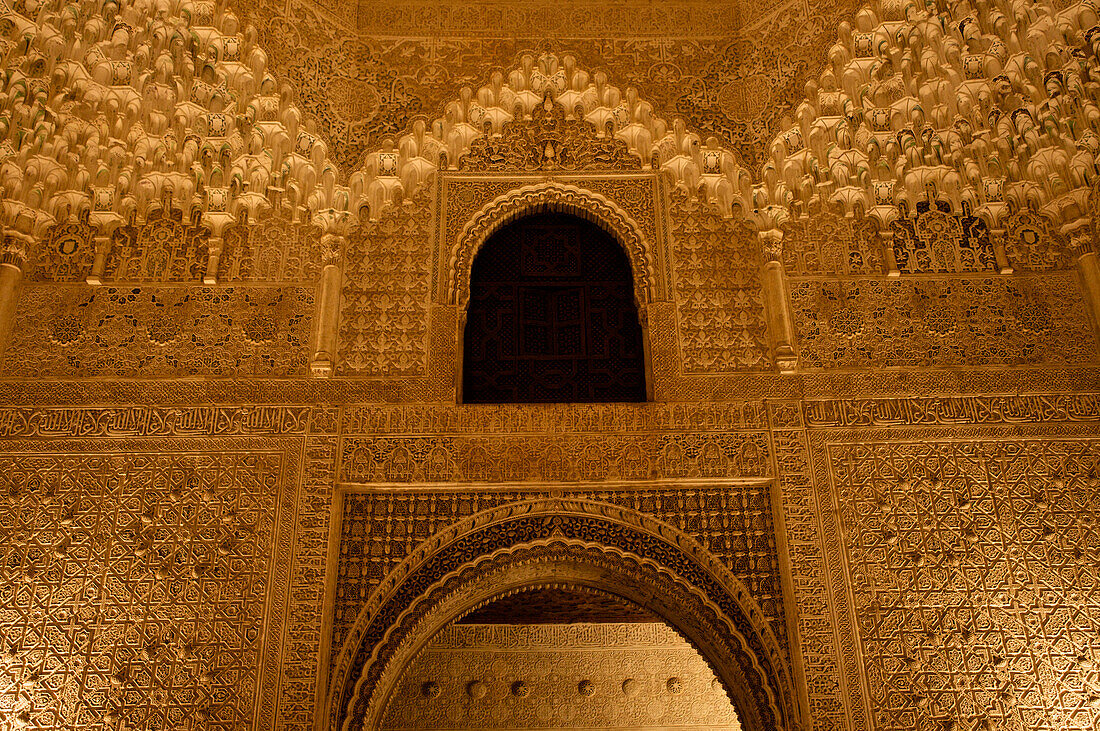 Nächtliche Beleuchtung im Nasriden Palast, maurische Wanddekoration, Alhambra, Granada, Andalusien, Spanien, Europa
