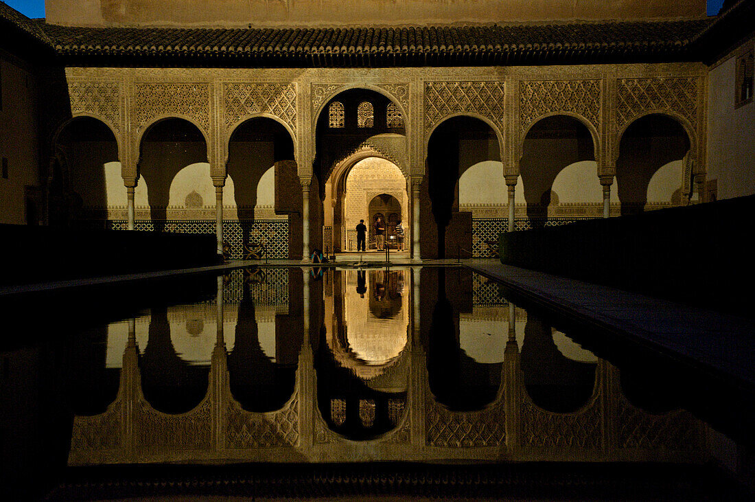 Nächtliche Beleuchtung im Nasriden Palast, Spiegelung im Wasserbecken, maurische Wanddekoration, Alhambra, Granada, Andalusien, Spanien, Europa