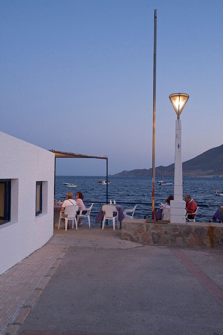 Restaurant am kleinen Hafen in La Isleta am Abend am Cabo de Gata in der Provinz Almeria, Andalusien, Spanien