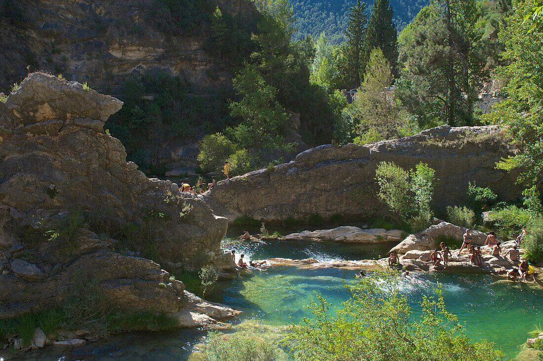 Badende im Oberlauf in Felspools im Rio Borosa, wilde Natur in den Sierras de Cazorla, Segura y las Villas, Provinz Jaen, Andalusien, Spanien