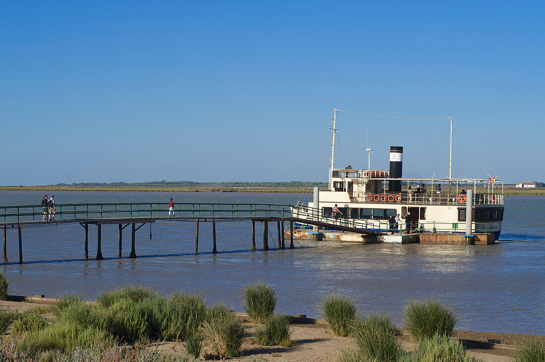 Steg und Dampfer am Guadalquivir, Parque Nacional Coto de Donana, Coto Donana, Provinz Huelva, Andalusien, Spanien