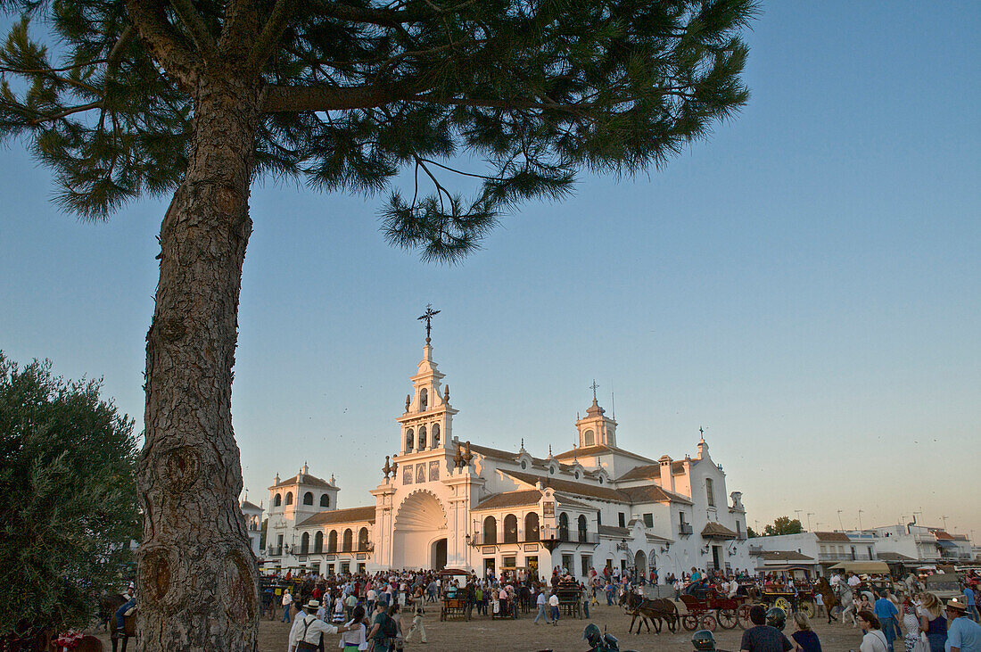 Pilger bei der Wallfahrt zu Pfingsten zu 'Nuestra Senora de El Rocio' vor der Kirche Eremita del Rocio, El Rocio, Huelva, Andalusien, Spanien