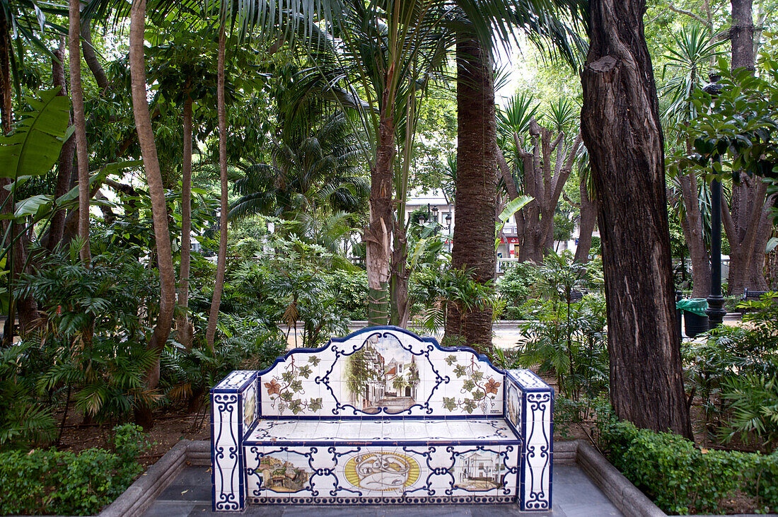 Mit Azulejos geflieste Bank in einem Park in Marbella, Malaga Provinz, Costa del Sol, Andalusien, Spanien