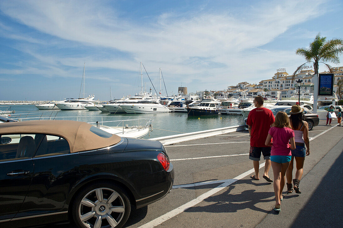 Luxusauto und Luxusjachten im Yachthafen von Marbella, Puerto banus, Malaga Provinz, Costa del Sol, Andalusien, Spanien
