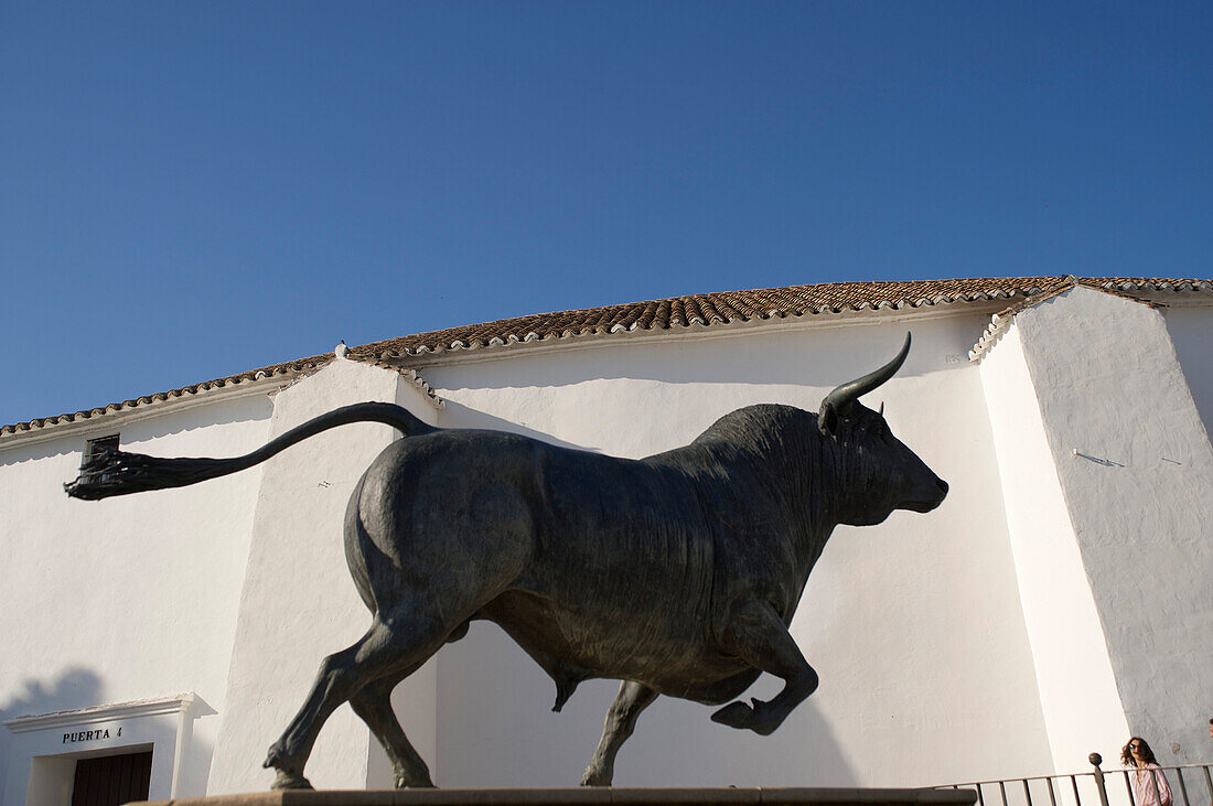 Bronzeplastik eines Stieres vor der Stierkampfarena, Ronda, Malaga Provinz, Andalusien, Spanien