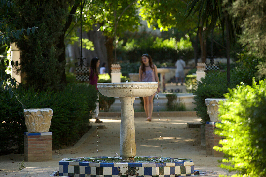 Marmor-Brunnen in Park am Alcazar, Jardins de Murillo, Sevilla, Andalusien, Spanien