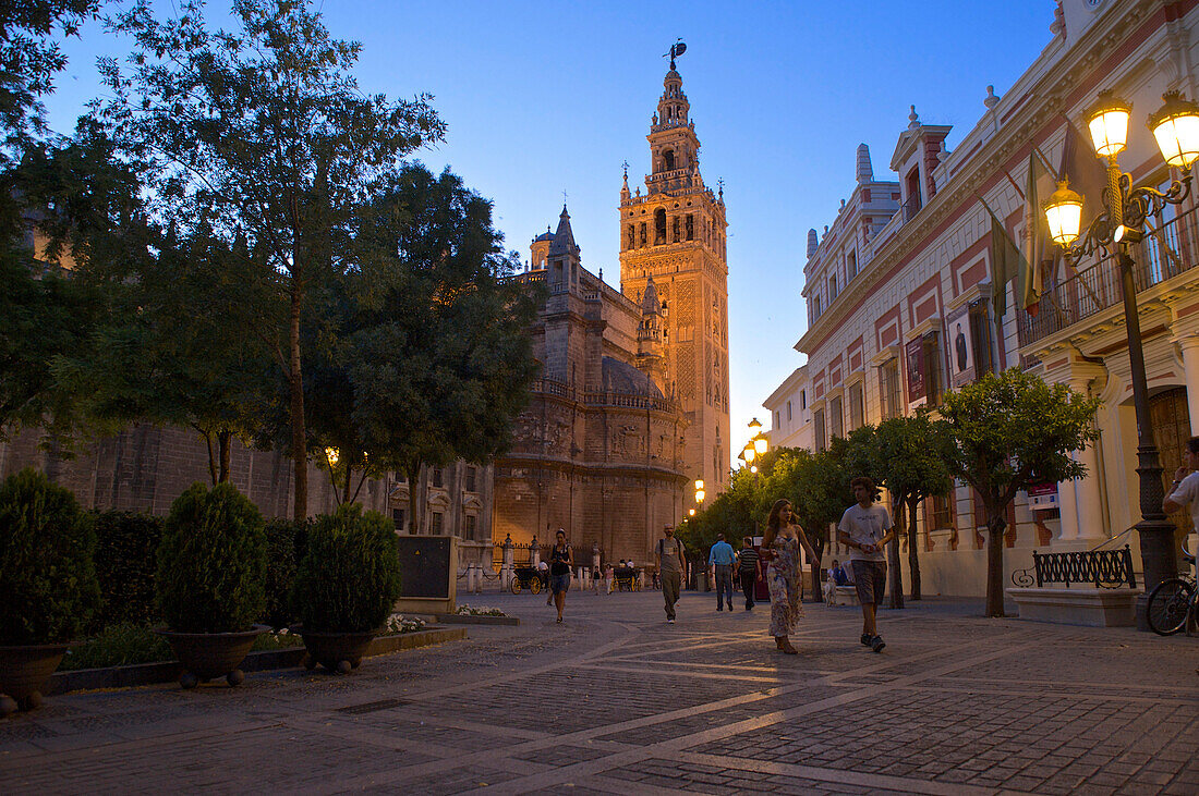 Plaza del Triunfo an der Kathedrale, Giralda, Glockenturm, Sevilla, Andalusien, Spanien