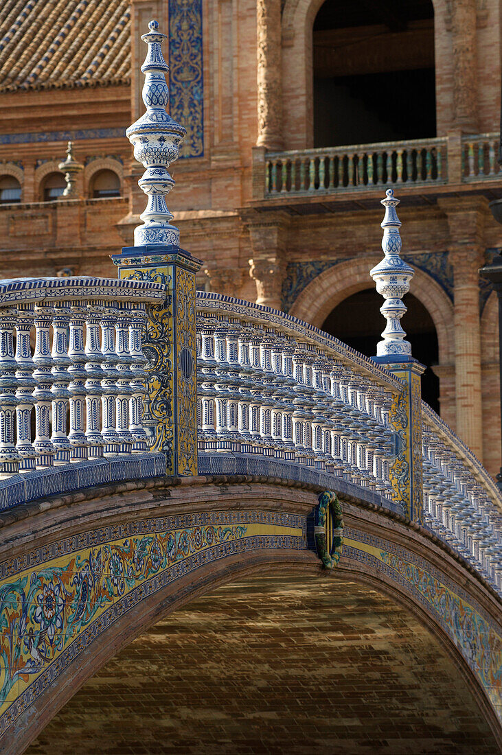 Mit Azulejos, spanischen Fliesen, verzierte Brücke auf der Plaza de Espana, Sevilla, Andalusien, Spanien