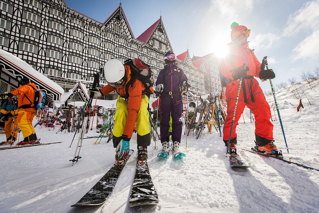 Freerider vor dem Hotel Green Plaza, Cortina, Hakuba, Nagano, Japan