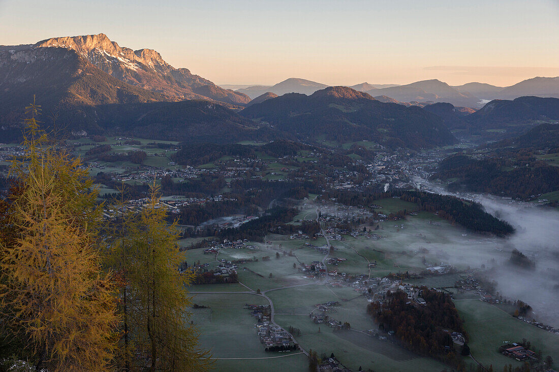 Vom Grünstein Blick auf Berchtesgaden und Untersberg 1973 m, Berchtesgaden, Bayern, Deutschland
