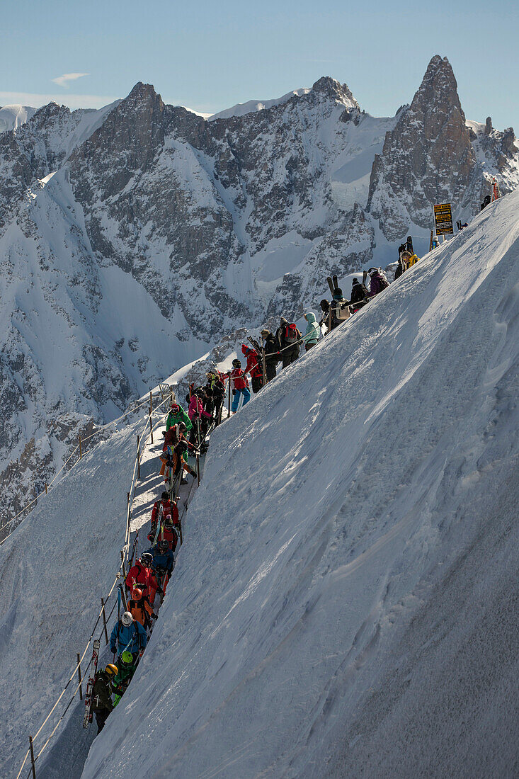 Abstieg von der Aiguille du Midi Gipfelstation zur Abfahrt ins Vallee Blanche, Aiguille du Midi 3842 m, Chamonix, Frankreich