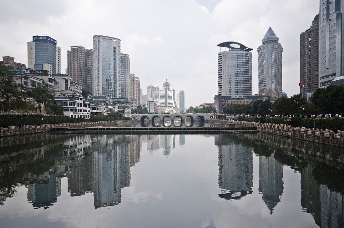 Moderne Hochhäuser und der Fluss Nanming in Guiyang, Hauptstadt der Provinz Guizhou, China
