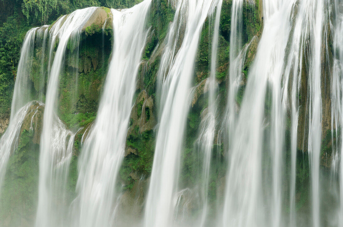 Huangguoshu Wasserfall, mit rund 75 Metern Höhe und 100 Metern Breite der bekannteste Wasserfall Chinas und einer der grössten Asiens, nahe der Stadt Anshun, Provinz Guizhou, China