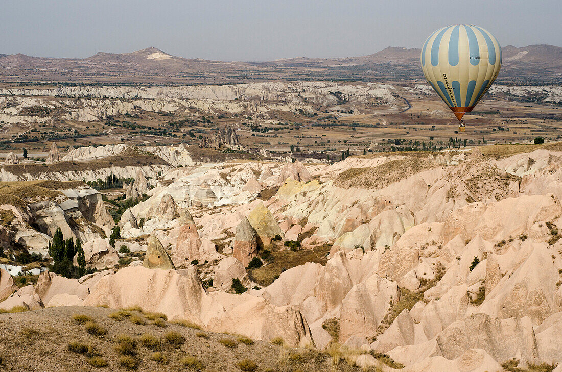 Ein Ballon über den skurrilen Steinlandschaften Kappadokiens, Türkei
