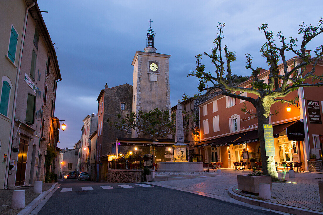 Abendstimmung auf dem Dorfplatz von Aiguines, Département Var, Region Provence-Alpes-Côte d’Azur, Frankreich