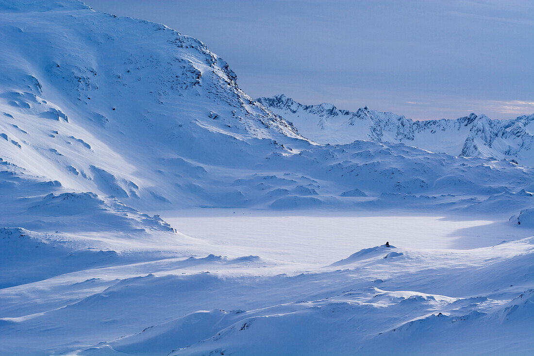 Der gefrorene Bergsee Lago Scuro im verschneiten Val Camadra, Lepontinische Alpen, Kanton Tessin, Schweiz