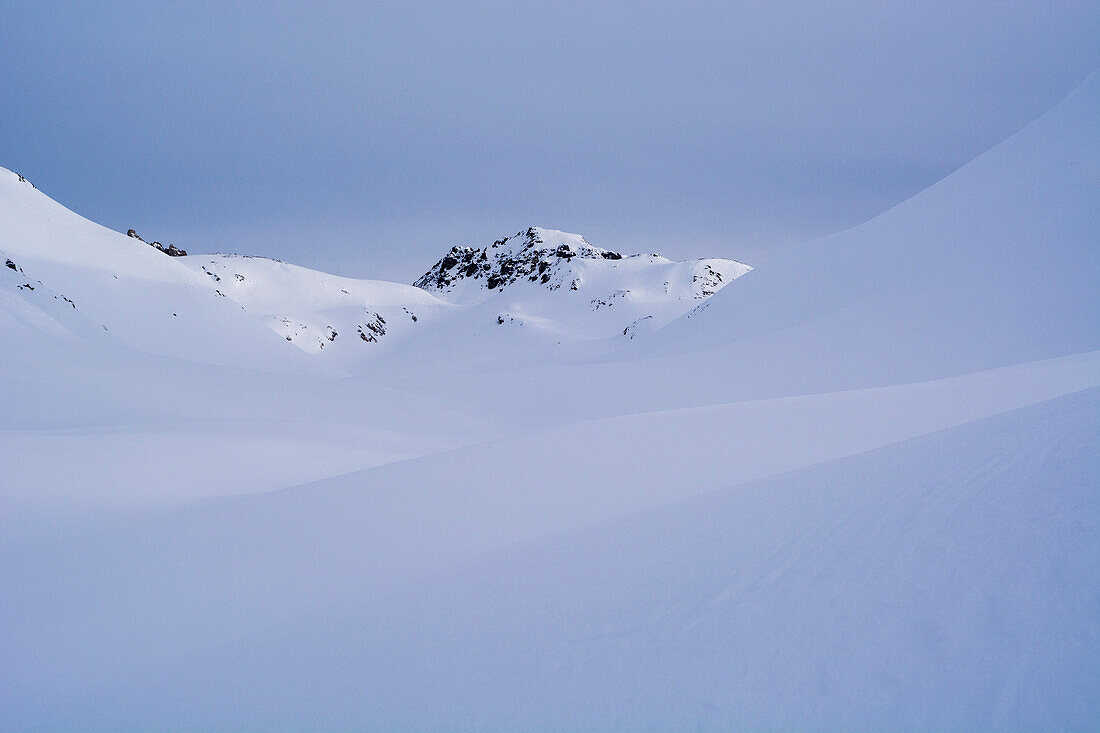 Schneeflanken und Felsgipfel im Val d'Agnel, Bündner Alpen, Kanton Graubünden, Schweiz