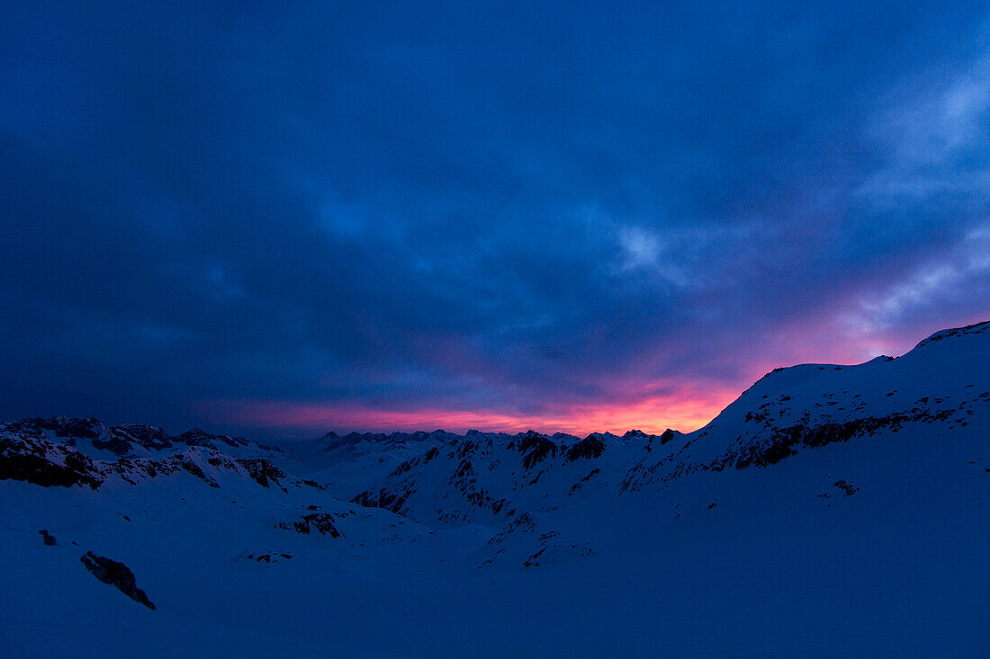 Rosarot leuchtende Wolken kurz vor dem Sonnenaufgang über Berggipfeln, fotografiert vom Witenwasserenpass, Rotondogebiet, Urner Alpen, Kanton Uri, Schweiz