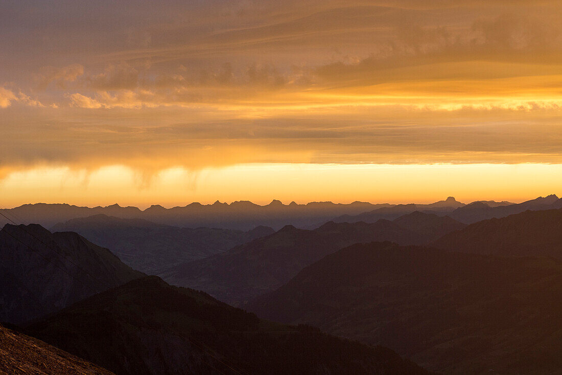 Das erste Sonnenlicht des Tages liegt über dem Saanenland, dahinter die Gipfel der Stockhorn-Gantrisch-Kette, Berner Alpen, Kanton Bern, Schweiz
