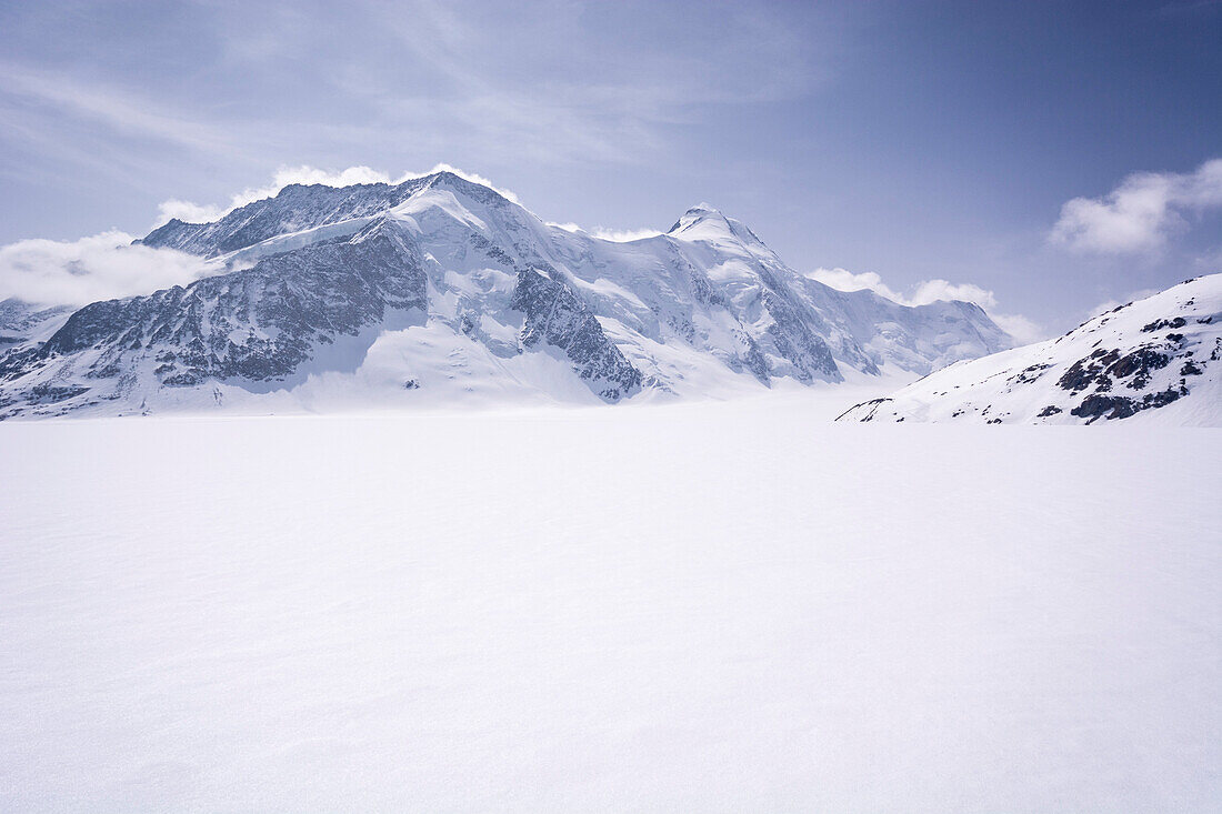 Die weite Gletscherfläche des Konkordiaplatzes, im Hintergrund das Aletschhorn, Grosser Aletschgletscher, Berner Alpen, Kanton Wallis, Schweiz