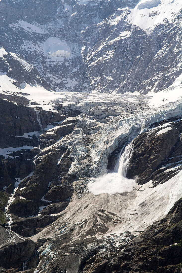 Abbrechende Séracs führen zu einer Eislawine am Gletscherbruch an der Zungenspitze des Gletschers namens Eismeer, ehemals Unterer Grindelwaldgletscher genannt, Berner Alpen, Kanton Bern, Schweiz