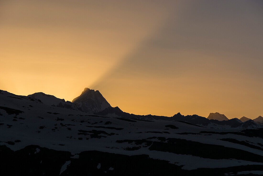 Die letzten Strahlen der untergehenden Sonne scheinen über das Lauteraarhorn, Berner Alpen, Kanton Bern, Schweiz