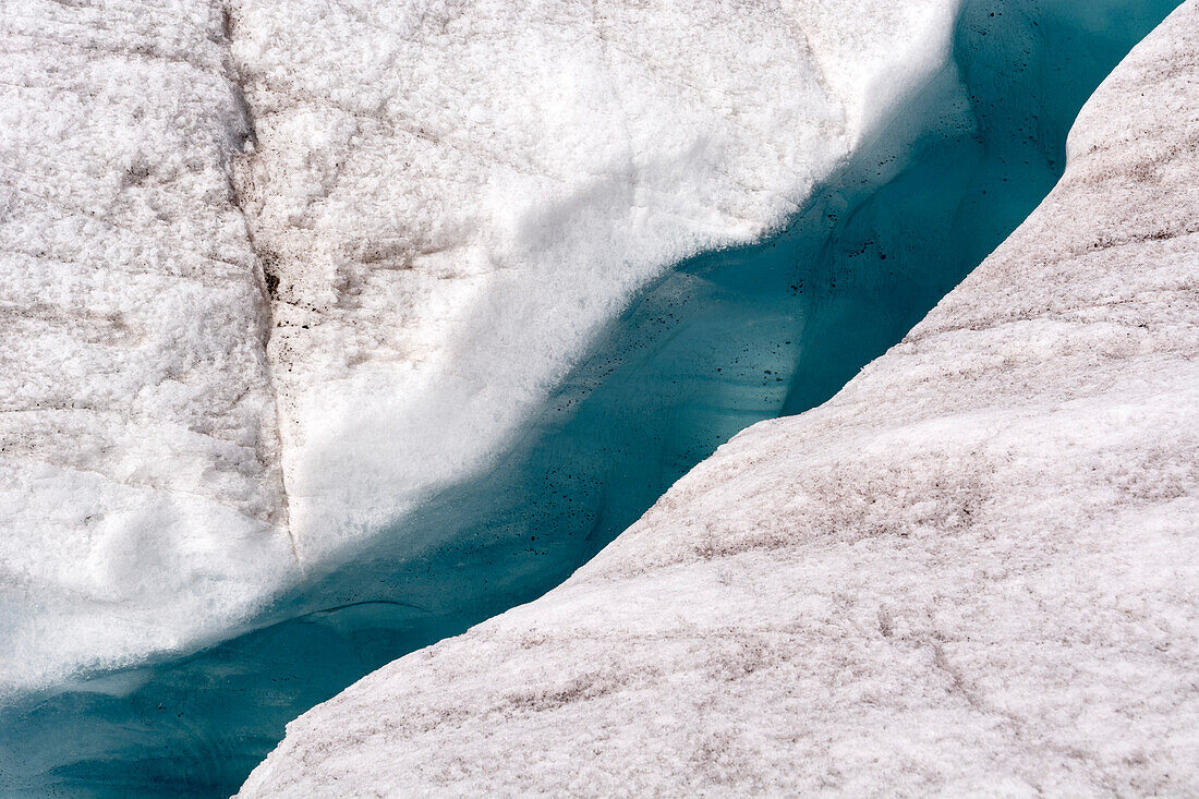 Eine Gletscherspalte hat sich mit Schmelzwasser gefüllt und schimmert hellblau, Grosser Aletschgletscher, Berner Alpen, Kanton Wallis, Schweiz