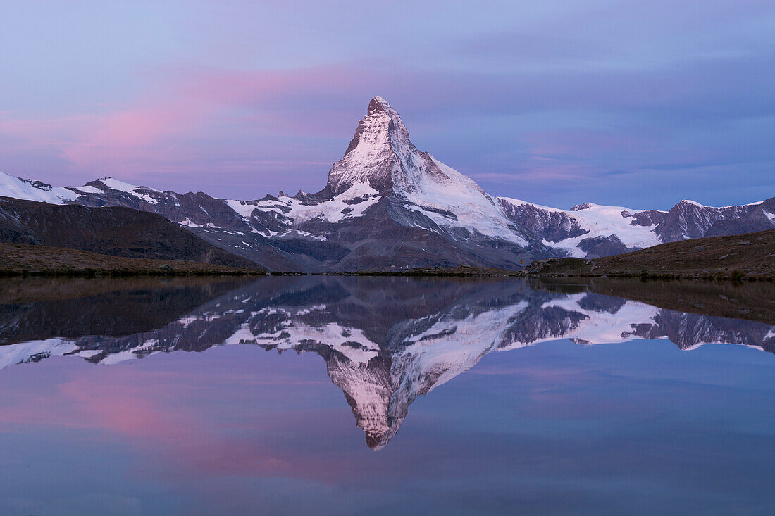 Das Matterhorn spiegelt sich kurz vor Sonnenaufgang im Stellisee, Walliser Alpen, Kanton Wallis, Schweiz