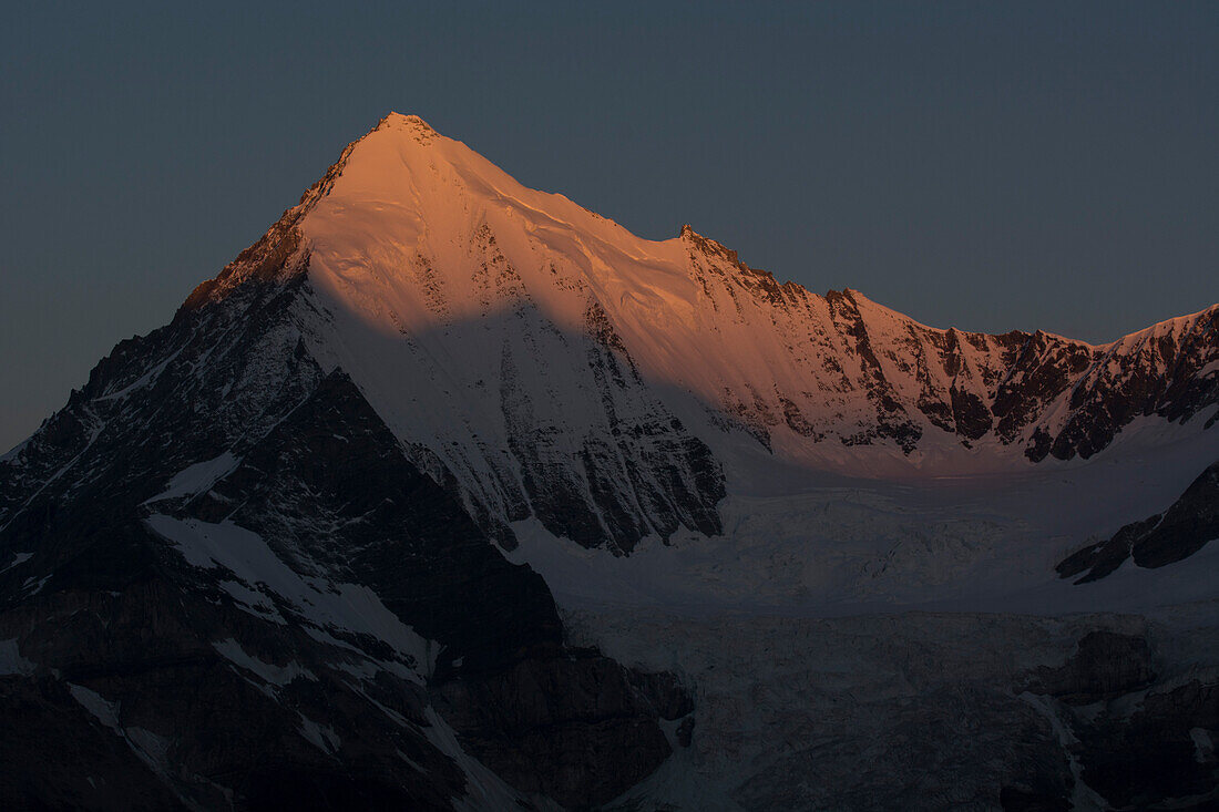 Viertausender in der Dämmerung, Wallis, Schweiz