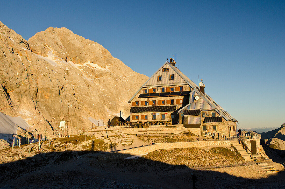 Die Hütte Triglavski Dom na Kredarici, hinten links der Triglav, Morgensonne, Julische Alpen, Slwoenien