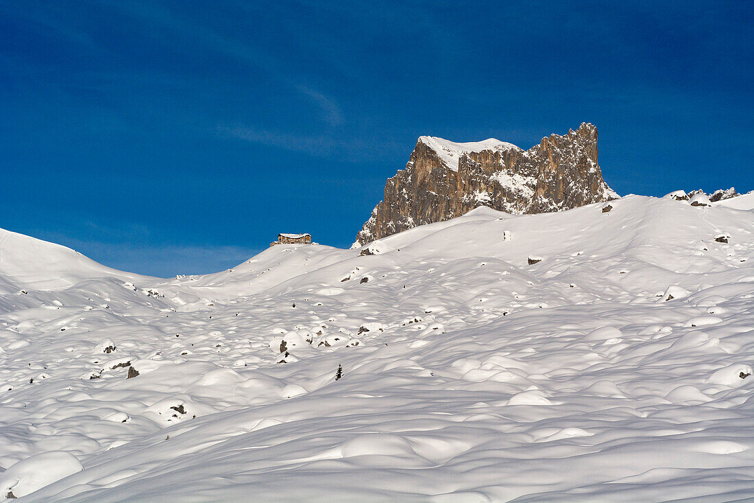 Links die Carschinahütte, rechts davon die Drusenfluh, Rätikon, Bündner Alpen, Kanton Graubünden, Schweiz