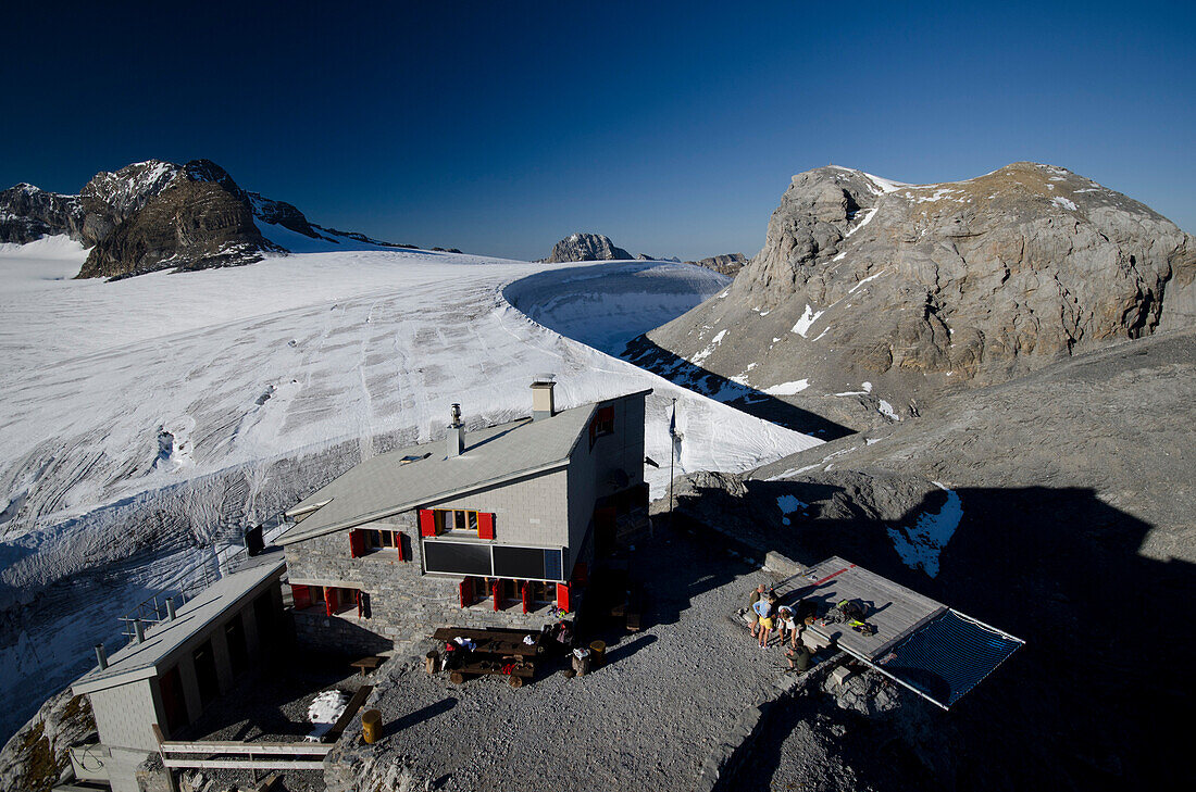 The Planura Hut, Huefi Glacier in the background and on the right Hinter Spitzalpelistock, where the wind makes the biggest glacial pothole of the Alps, Glarus Alps, cantons of Glarus and Uri, Switzerland